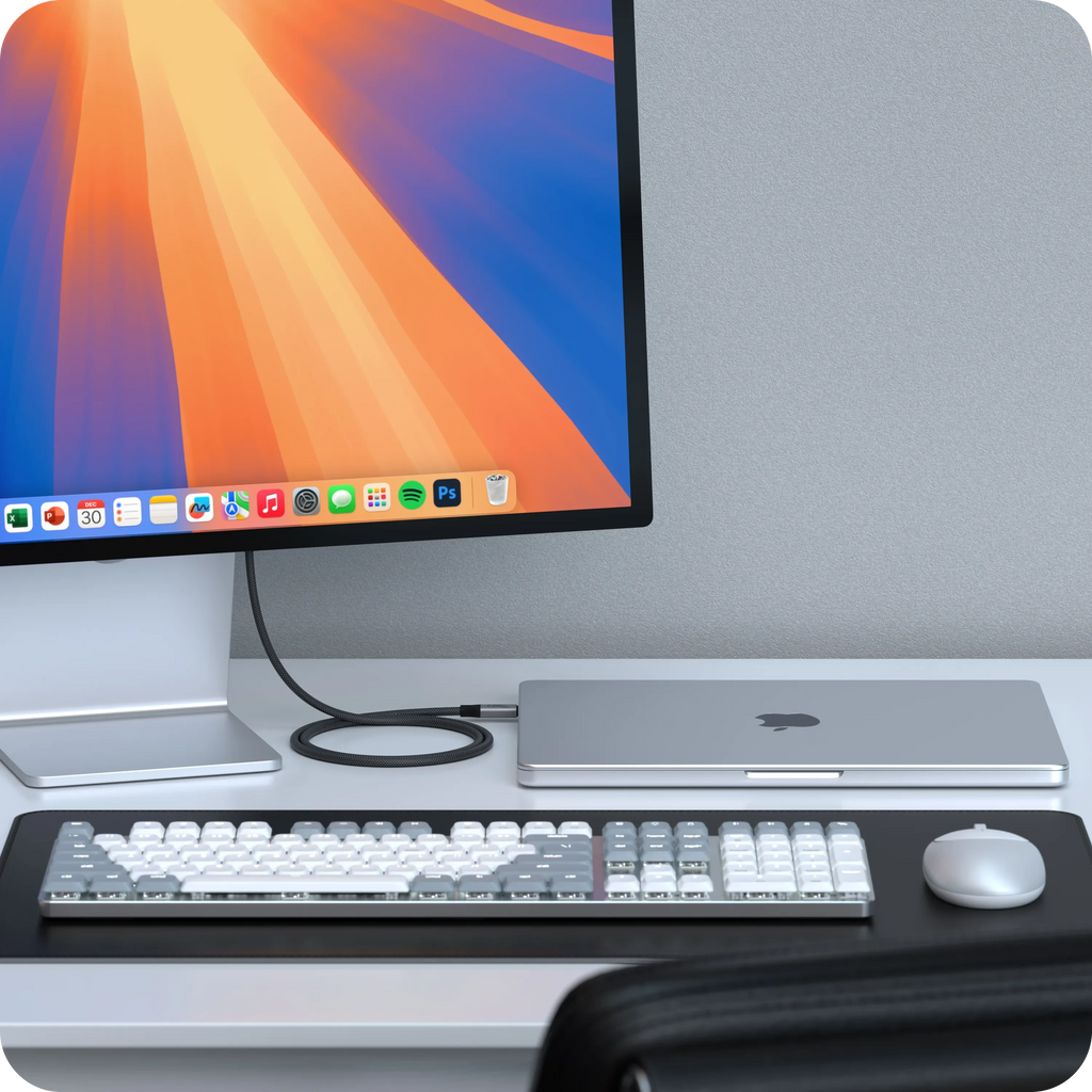 USB4 V2 Pro Cable Satechi connected to iMac and MacBook